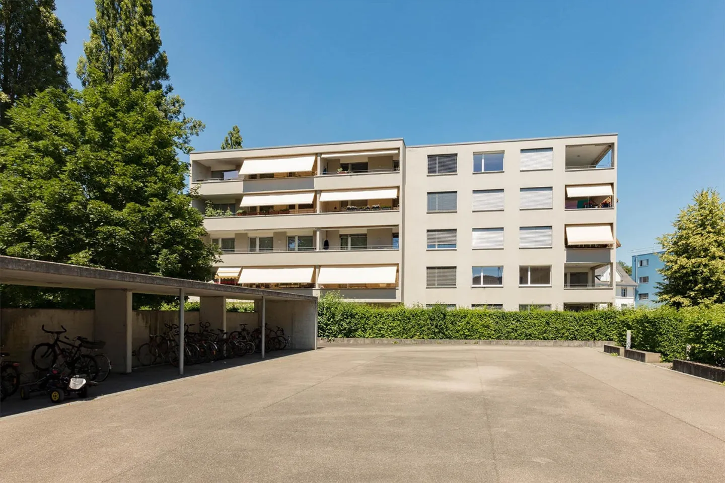 Ampio appartamento di 4,5 stanze in un quartiere tranquillo - Foto 1 di 11