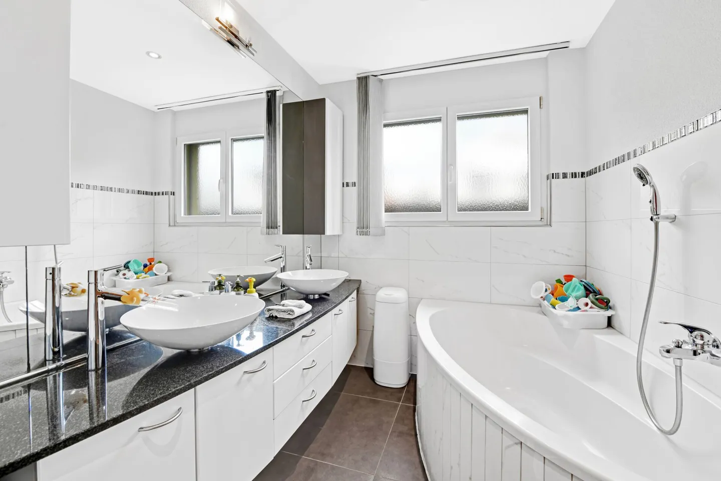 Wohnen im Grünen: Lichtdurchflutete 5.5-Zimmer-Wohnung mit Wintergarten, Sitzplatz und Hobbyraum - Foto 35 von 42