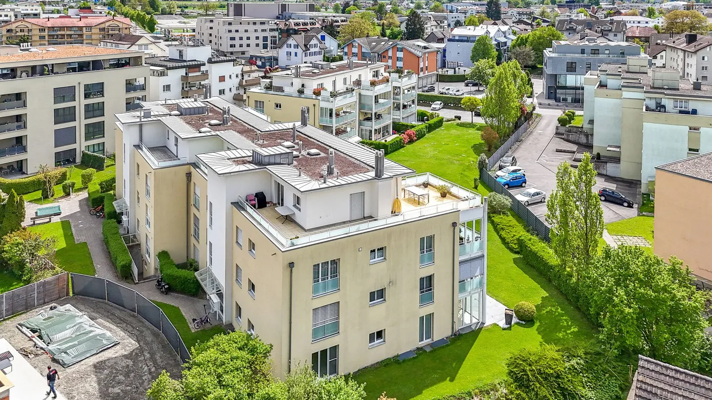 Wohnen im Grünen: Lichtdurchflutete 5.5-Zimmer-Wohnung mit Wintergarten, Sitzplatz und Hobbyraum - Foto 41 von 42