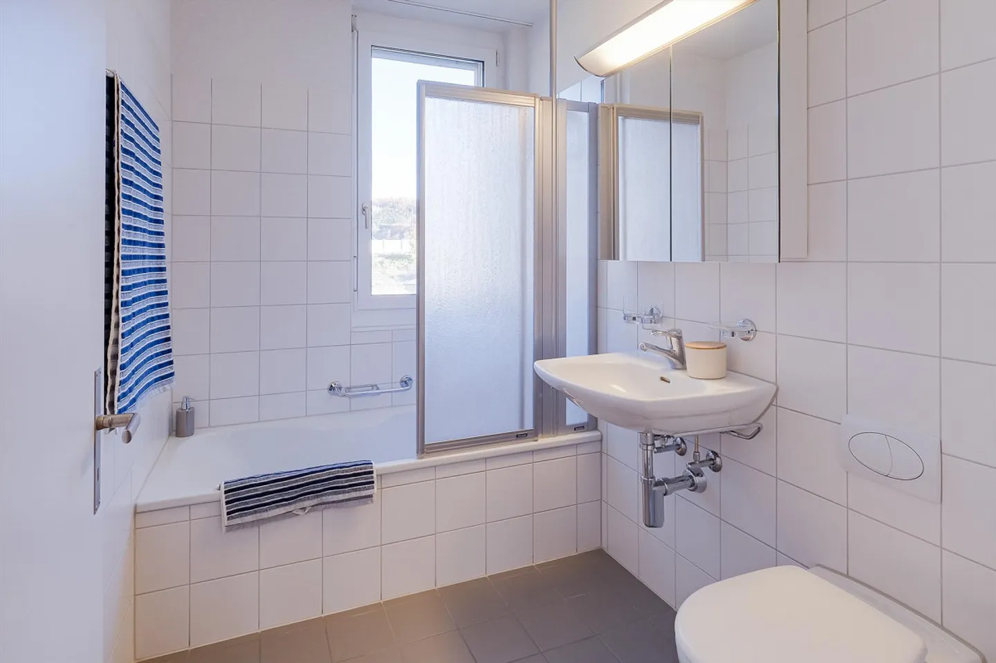 Ampio appartamento di 4,5 stanze in un quartiere tranquillo - Foto 10 di 11