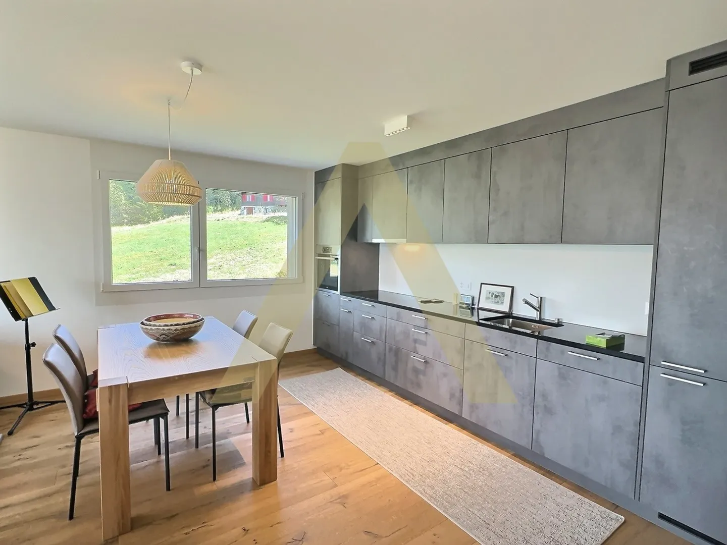 Beautiful apartment with stunning views - Photo 3 of 5