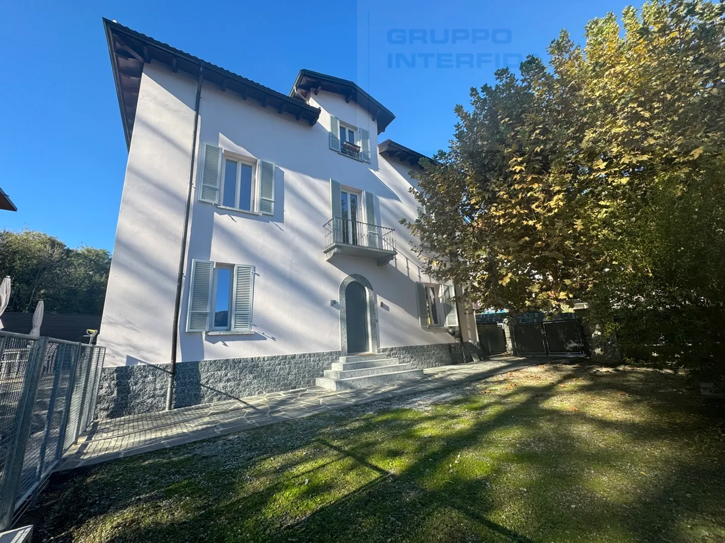 Casa con parco dopo ristrutturazione - Foto 3 di 13