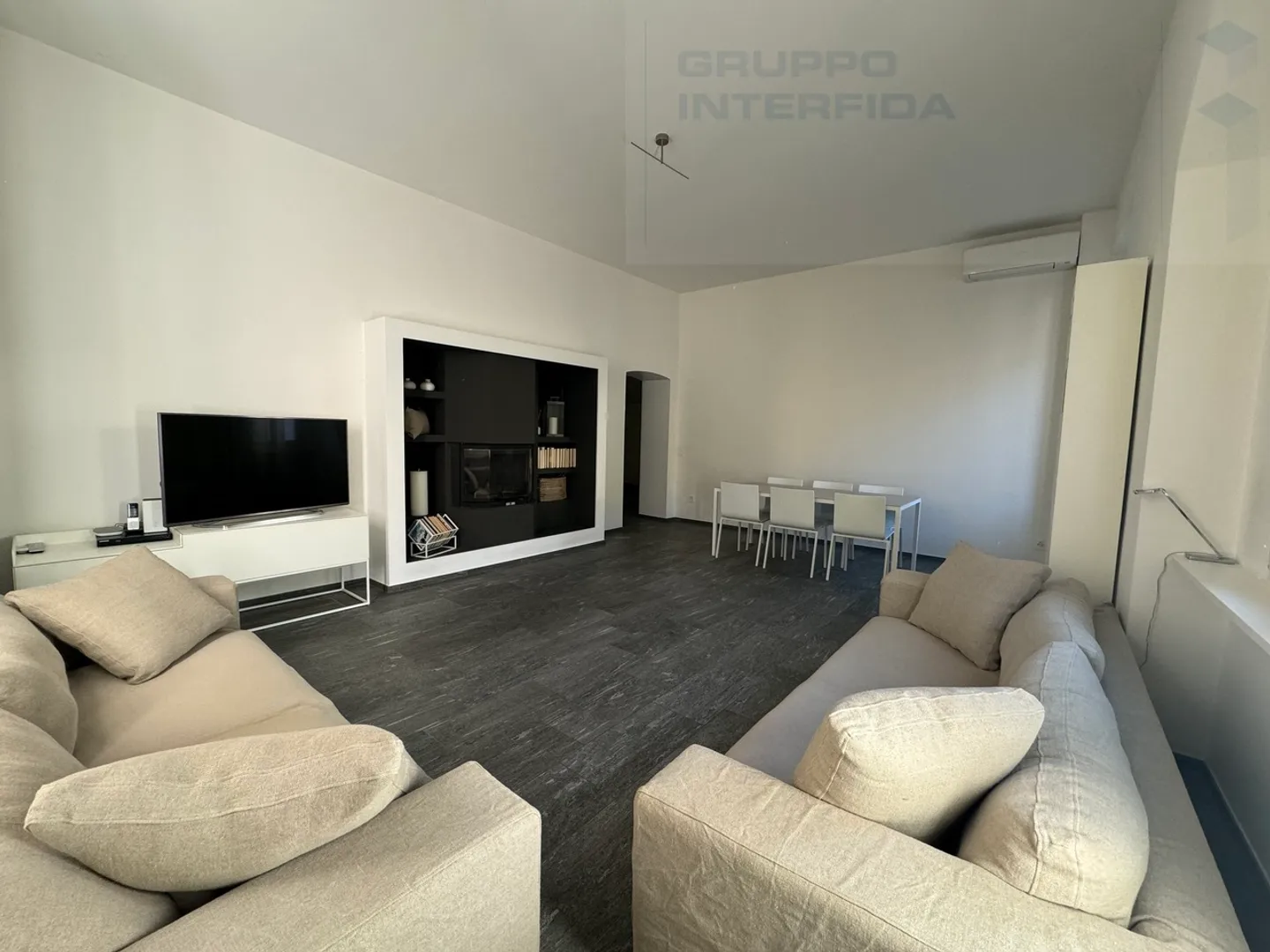 Casa con parco dopo ristrutturazione - Foto 4 di 13