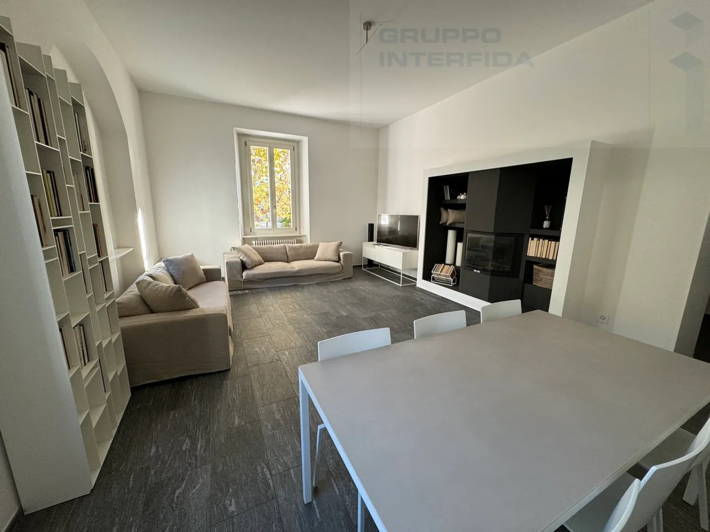 Casa con parco dopo ristrutturazione - Foto 5 di 13