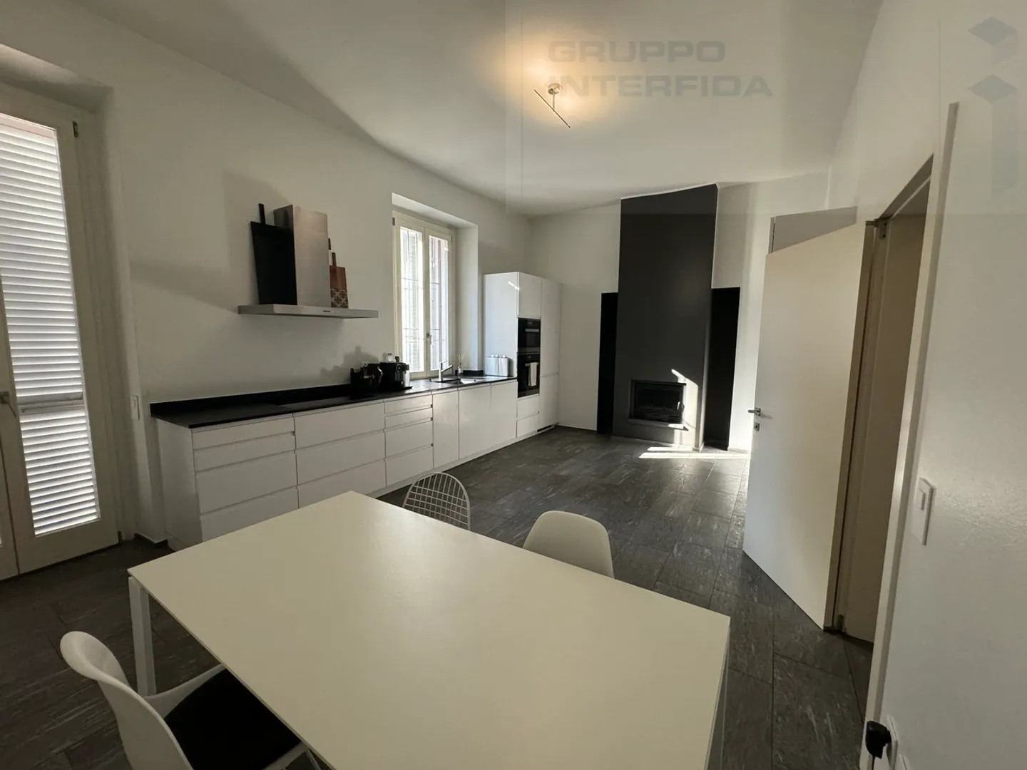 Casa con parco dopo ristrutturazione - Foto 6 di 13
