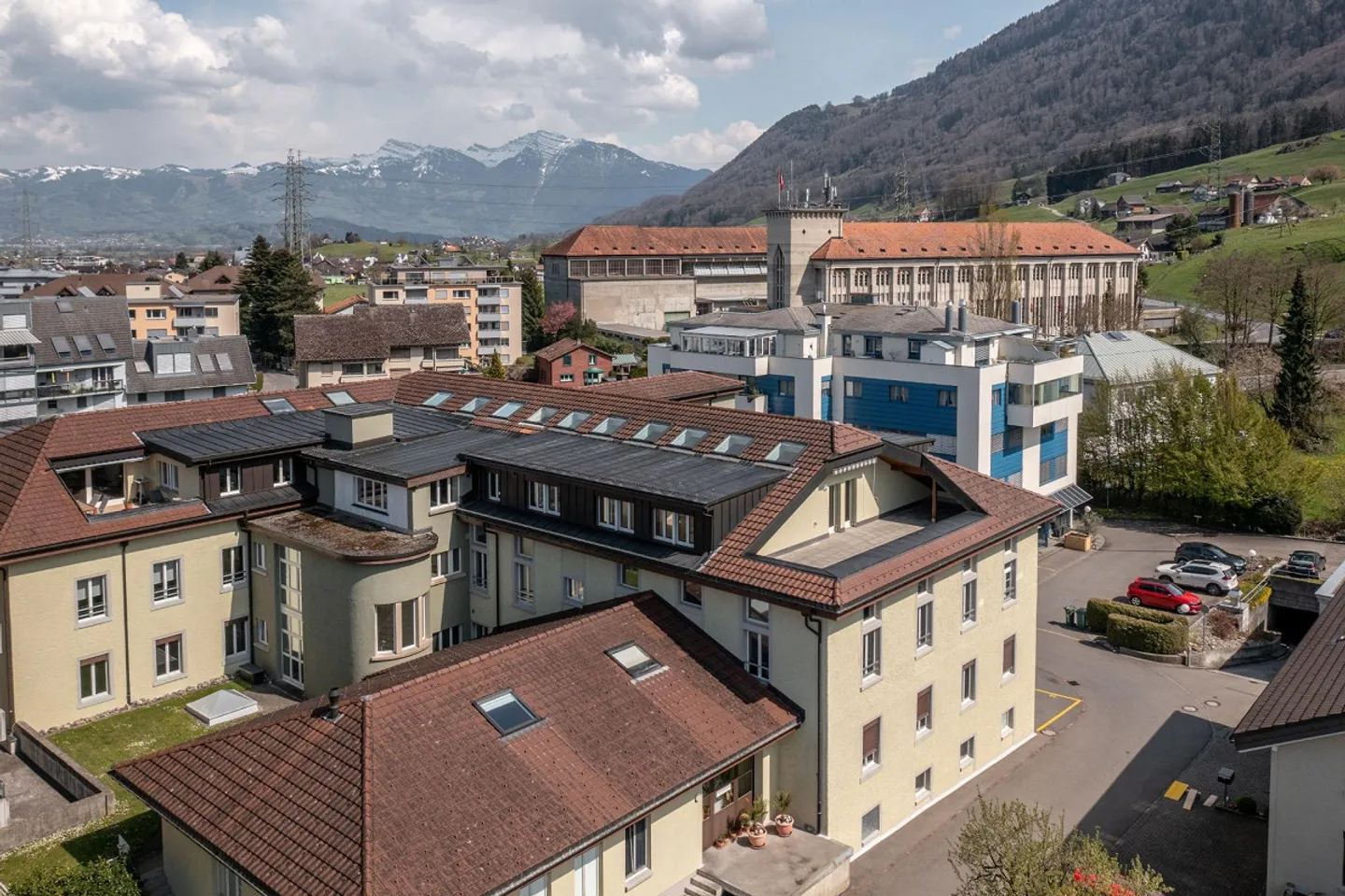 Appartement spacieux de 5,5 pièces avec terrasse - Photo 1 sur 11