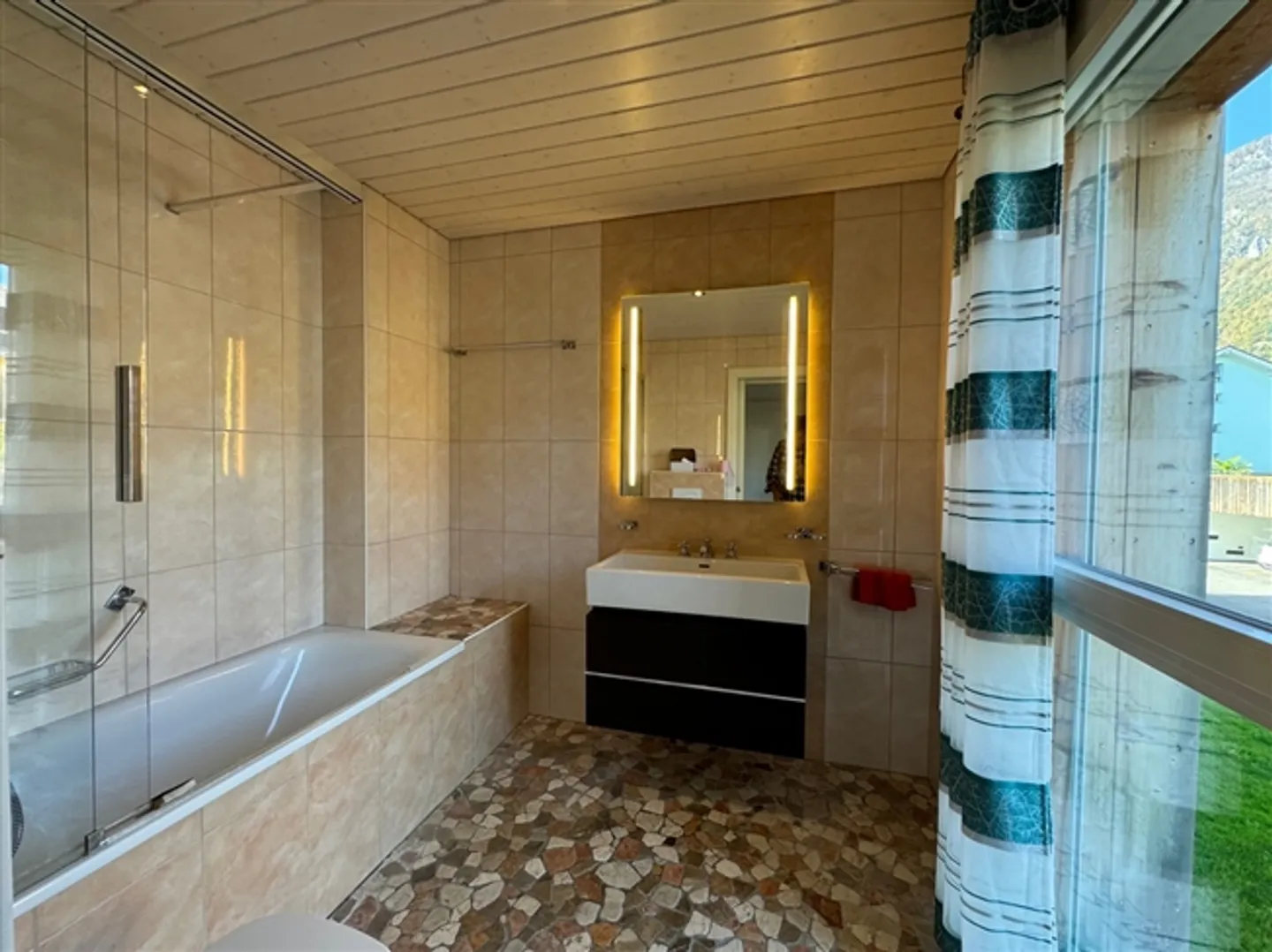 Spacious 4.5 room apartment in Vouvry with garage box - Photo 10 of 11