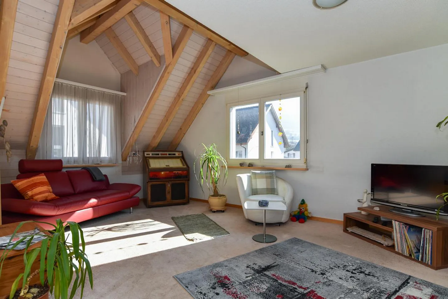 Spacious Maisonette Apartment with Beautiful View in Central Location - Photo 3 of 13