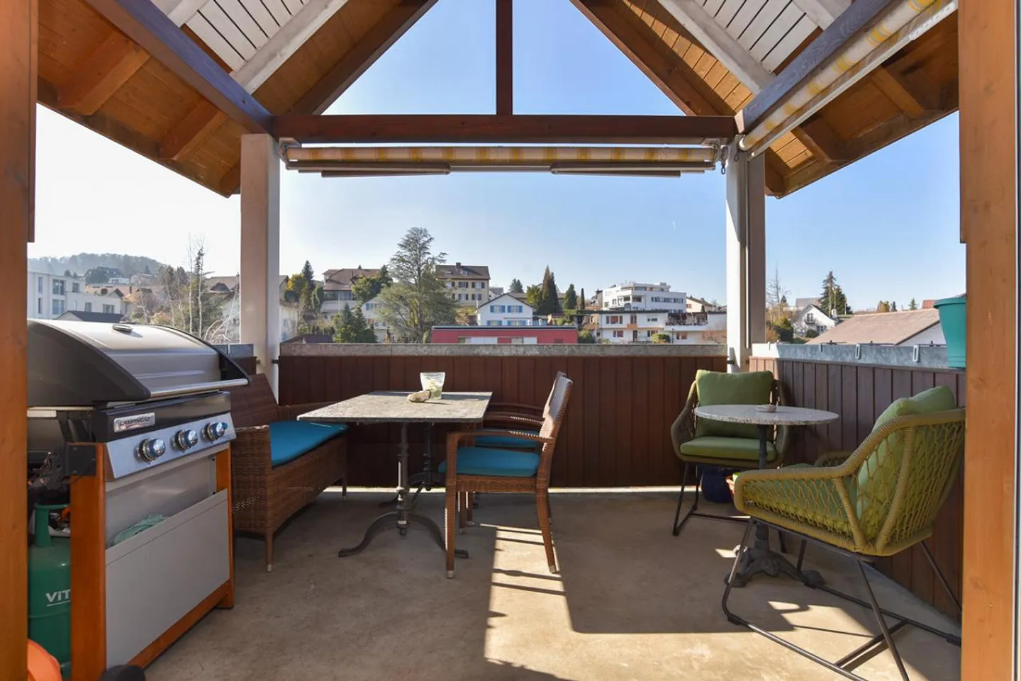 Spacious Maisonette Apartment with Beautiful View in Central Location - Photo 5 of 13