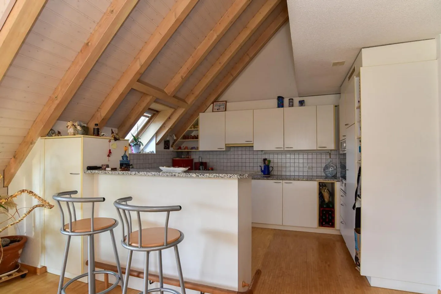 Spacious Maisonette Apartment with Beautiful View in Central Location - Photo 6 of 13