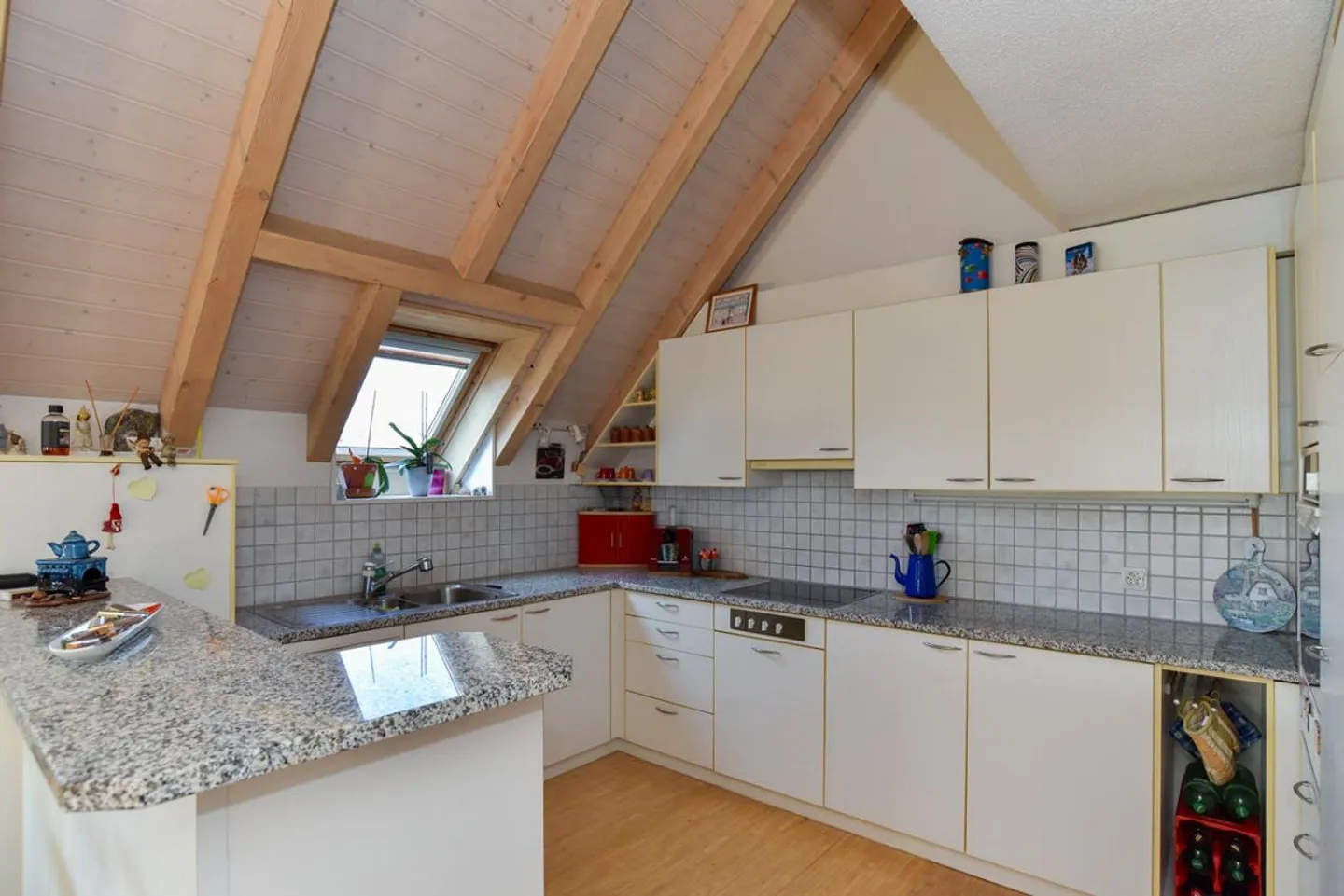 Spacious Maisonette Apartment with Beautiful View in Central Location - Photo 7 of 13