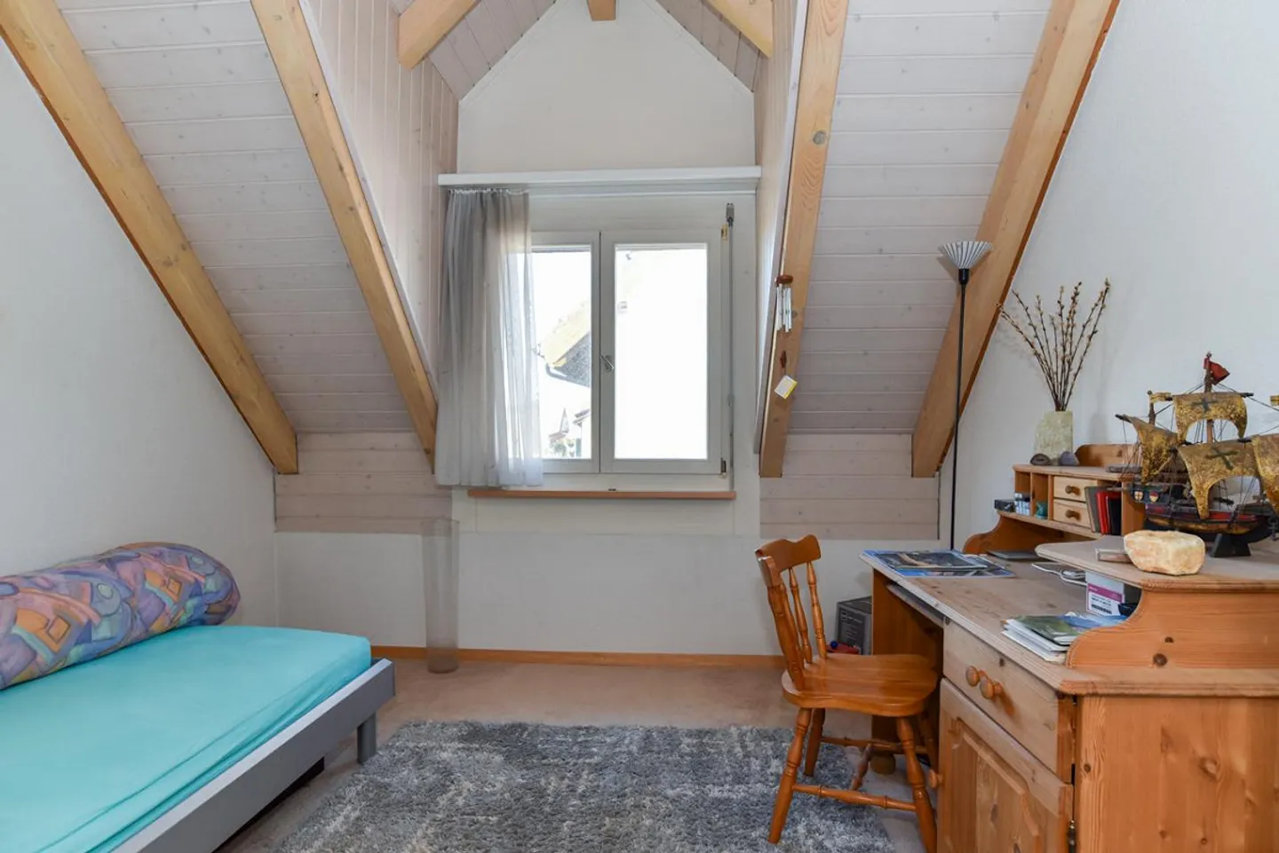 Spacious Maisonette Apartment with Beautiful View in Central Location - Photo 8 of 13