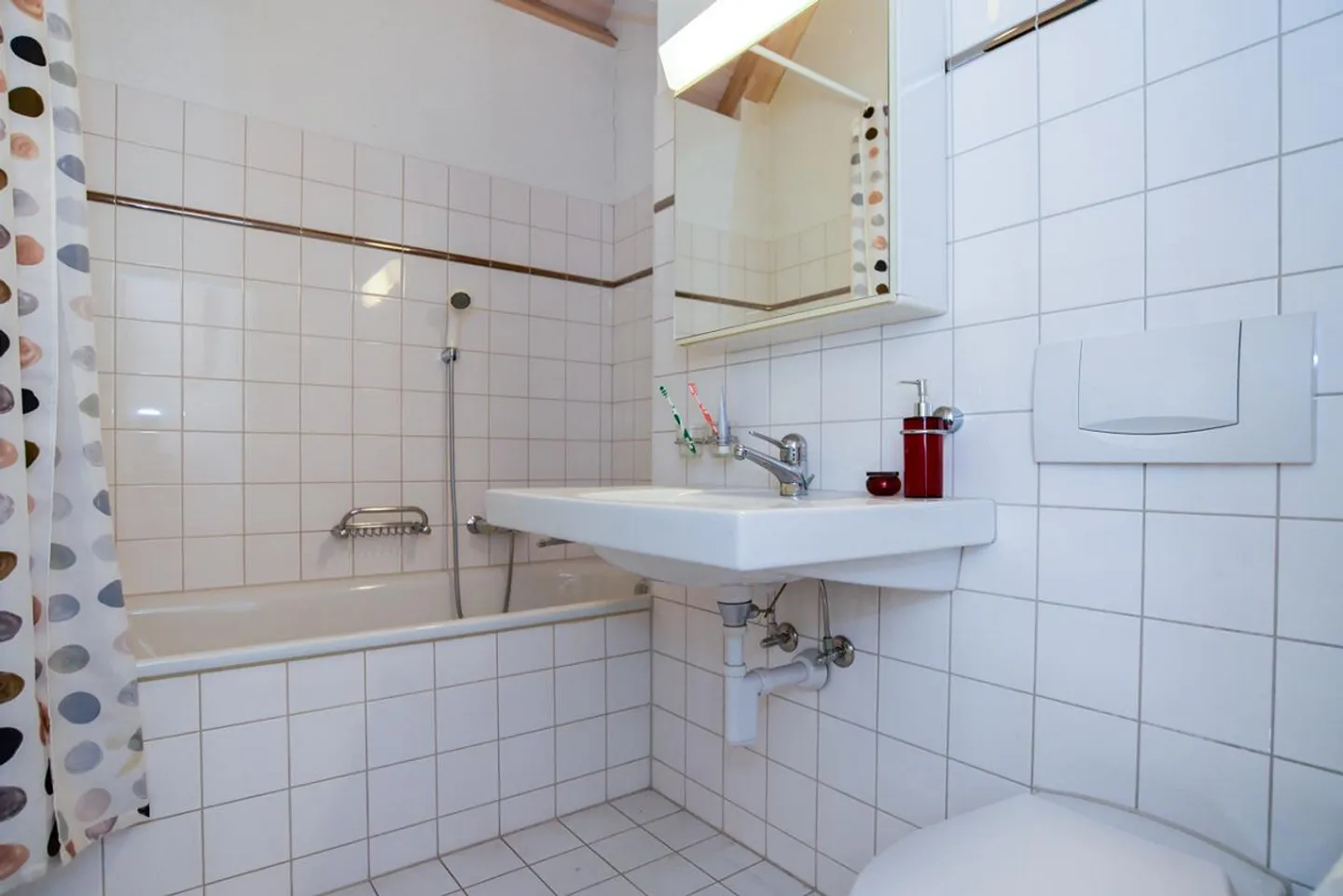 Spacious Maisonette Apartment with Beautiful View in Central Location - Photo 9 of 13