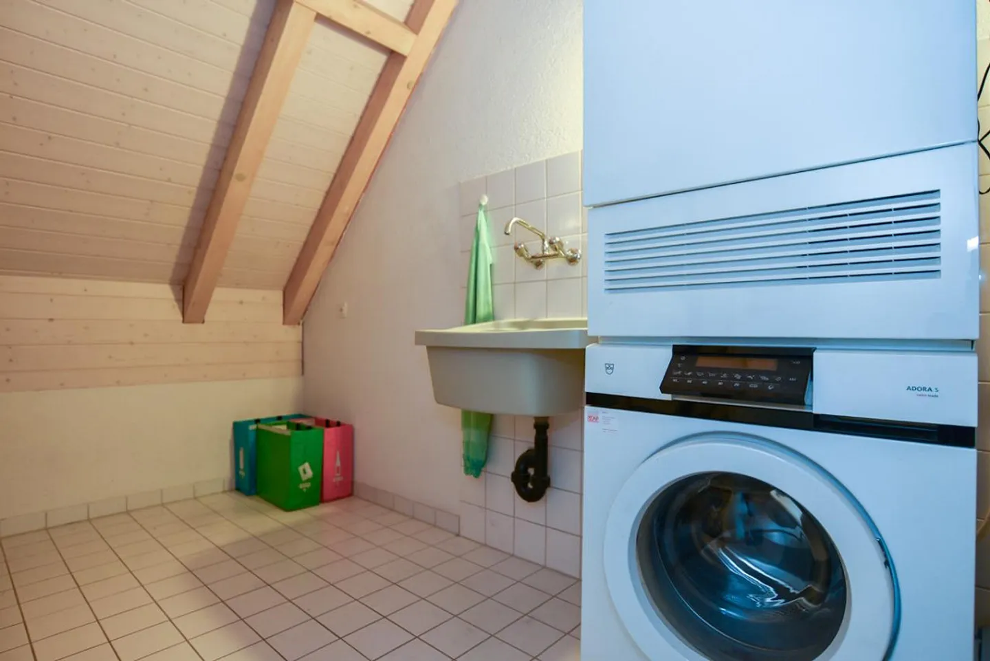 Spacious Maisonette Apartment with Beautiful View in Central Location - Photo 10 of 13