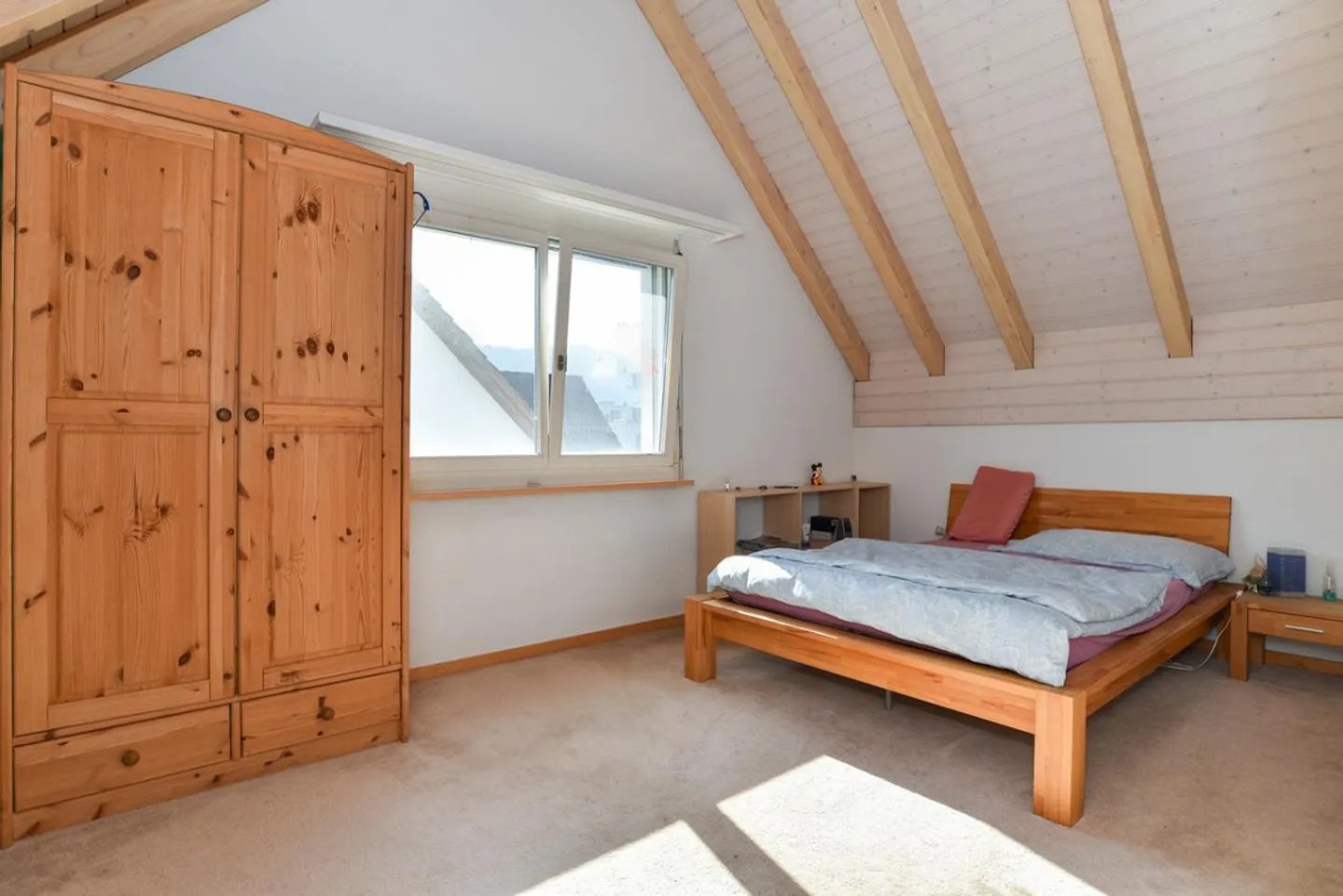 Spacious Maisonette Apartment with Beautiful View in Central Location - Photo 11 of 13