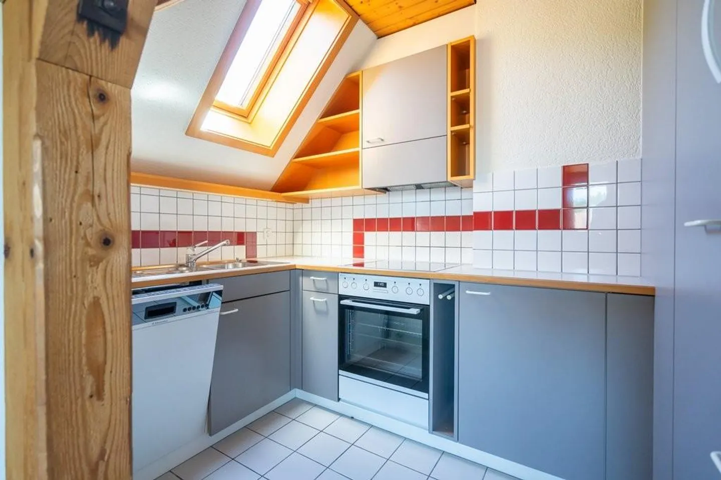 Bellissimo appartamento mansardato in affitto - Foto 2 di 6