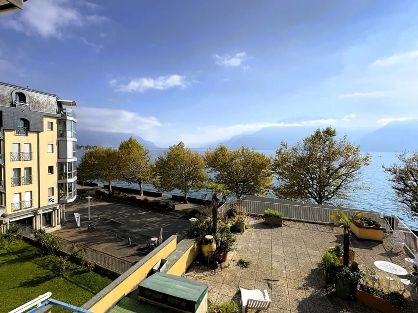 Renovated 4.0 room apartment of 88 m2 with lake view - Photo 1 of 10