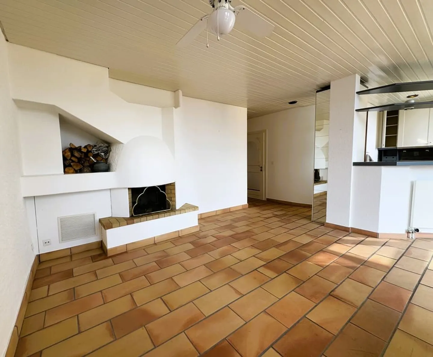 Renovated 4.0 room apartment of 88 m2 with lake view - Photo 2 of 10