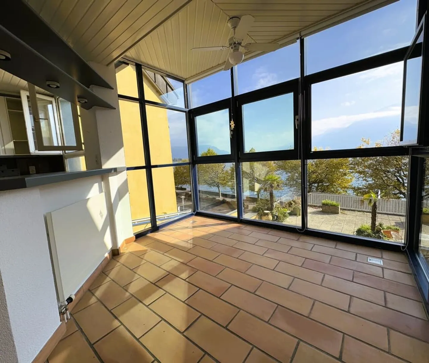 Renovated 4.0 room apartment of 88 m2 with lake view - Photo 3 of 10