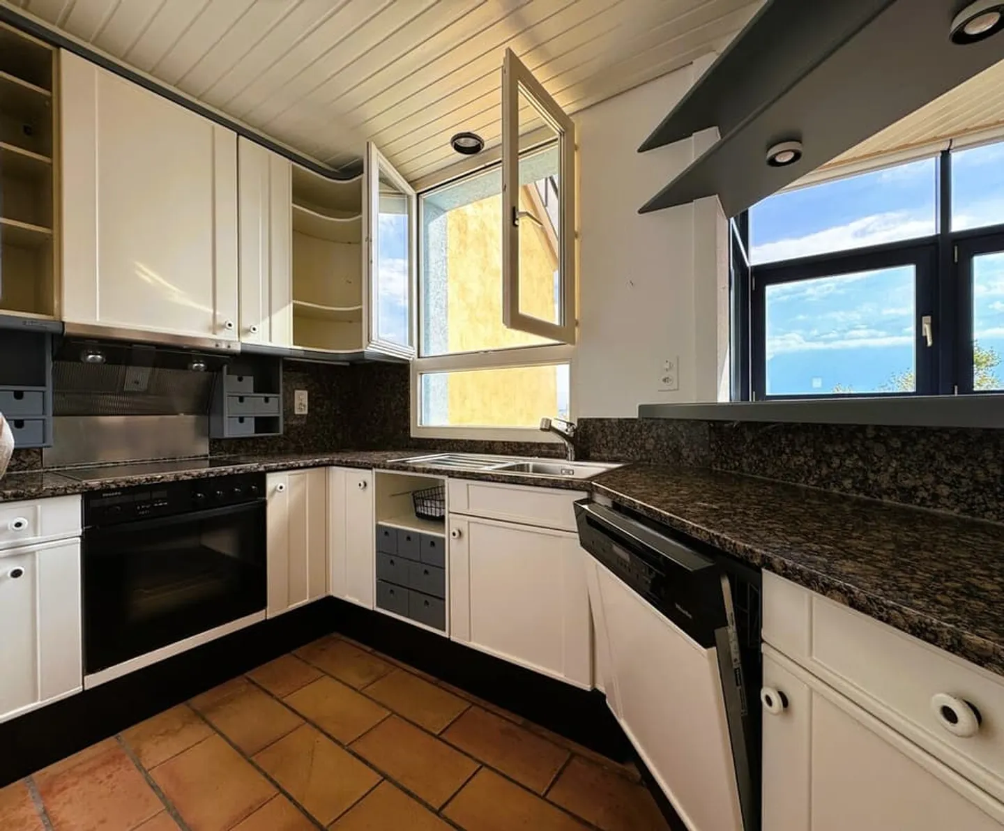 Renovated 4.0 room apartment of 88 m2 with lake view - Photo 4 of 10