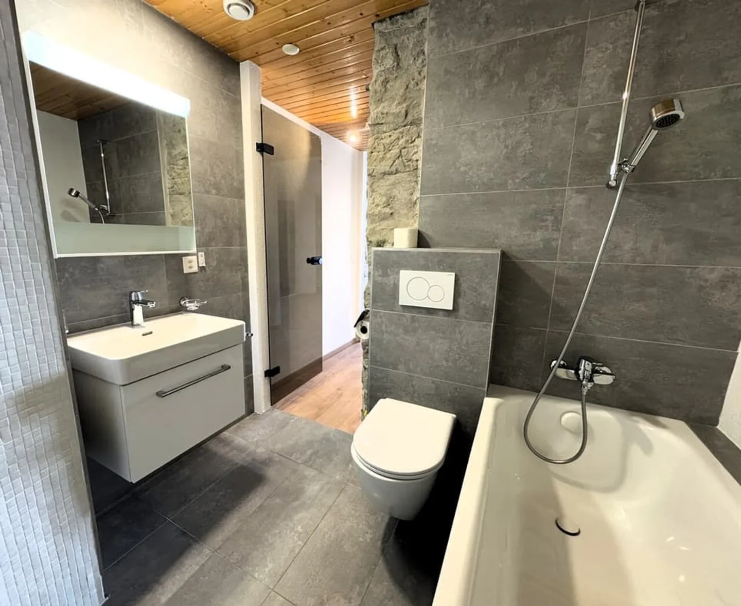 Renovated 4.0 room apartment of 88 m2 with lake view - Photo 9 of 10