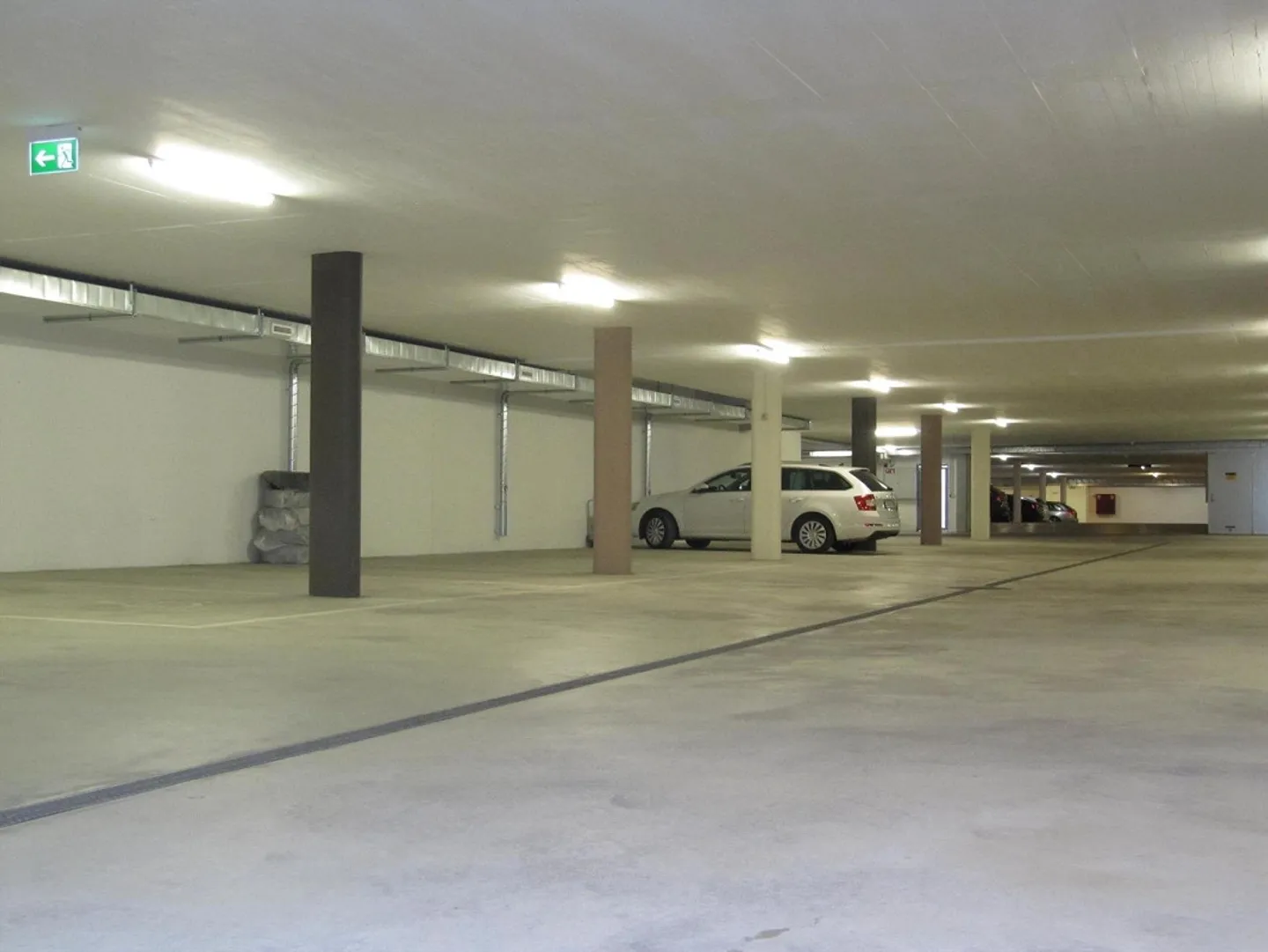 Geräumiger Tiefgaragenplatz - Foto 3 von 7
