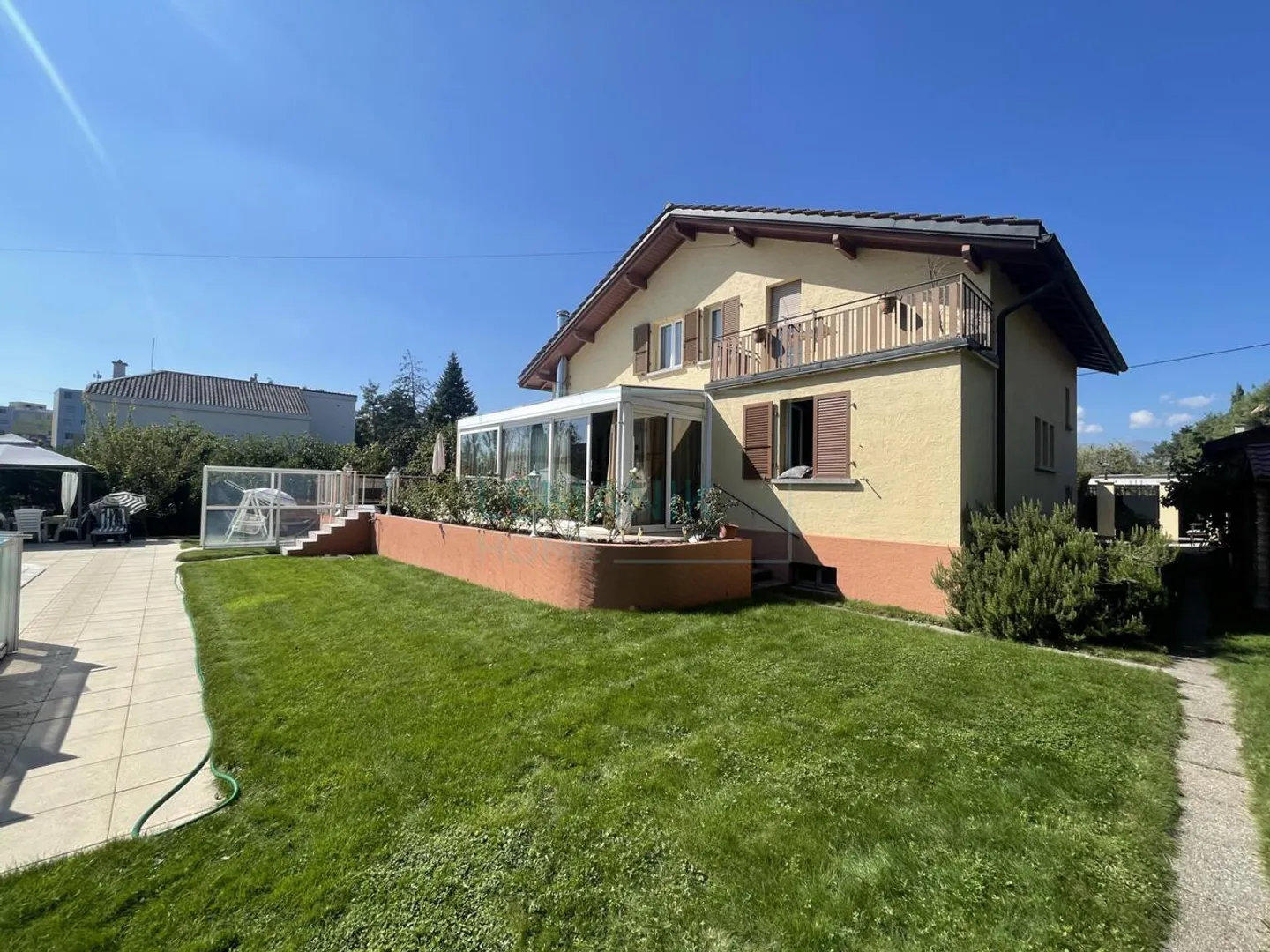 Ihr Neuer Friedensort: Haus mit Pool und großem Garten - Foto 2 von 5