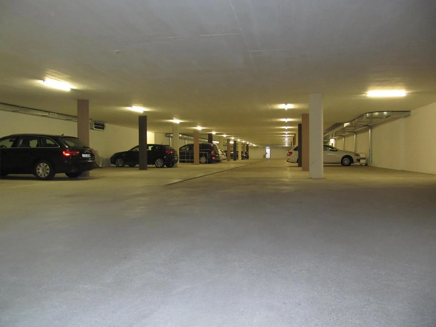 Geräumiger Tiefgaragenplatz - Foto 4 von 7