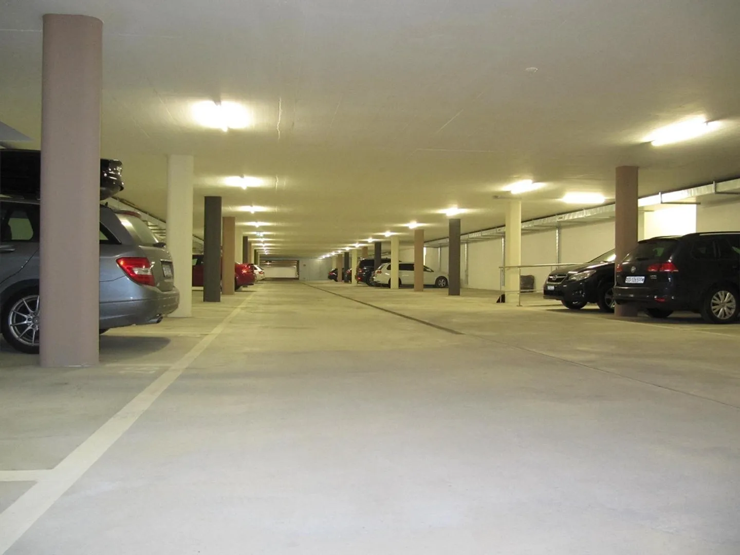 Geräumiger Tiefgaragenplatz - Foto 2 von 7
