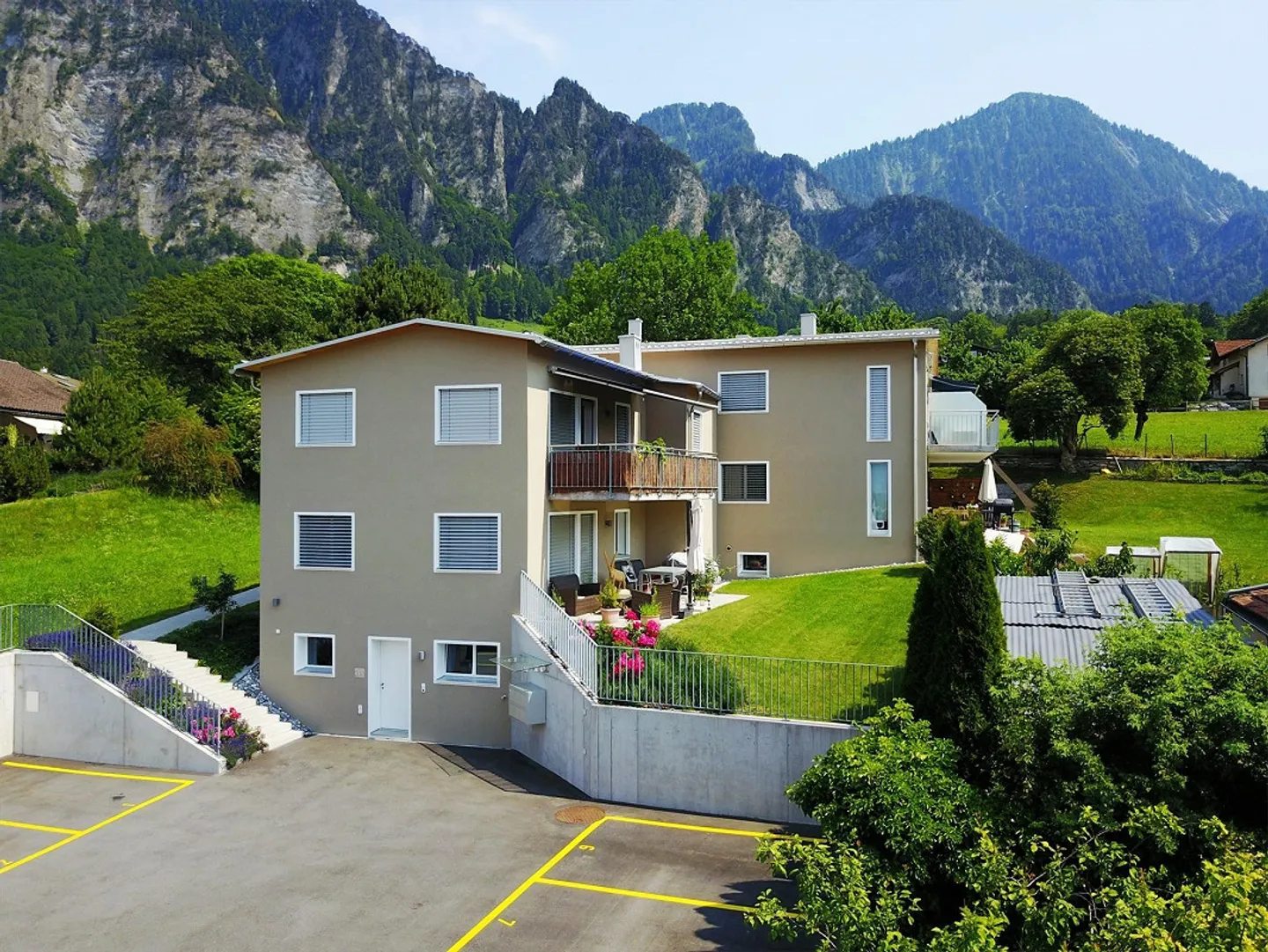 Appartamento moderno di 4,5 stanze con patio - Foto 1 di 16