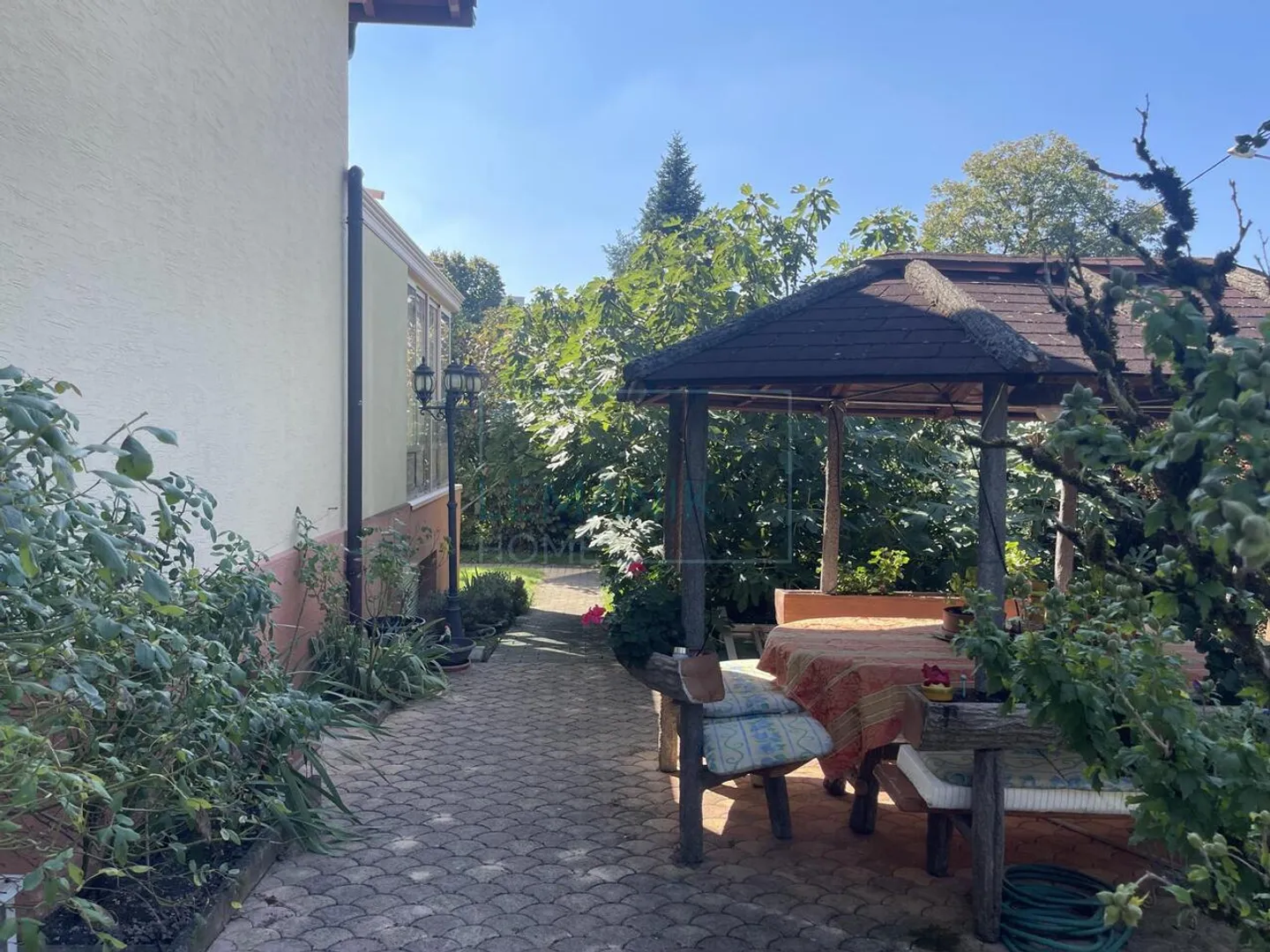 Ihr Neuer Friedensort: Haus mit Pool und großem Garten - Foto 3 von 5