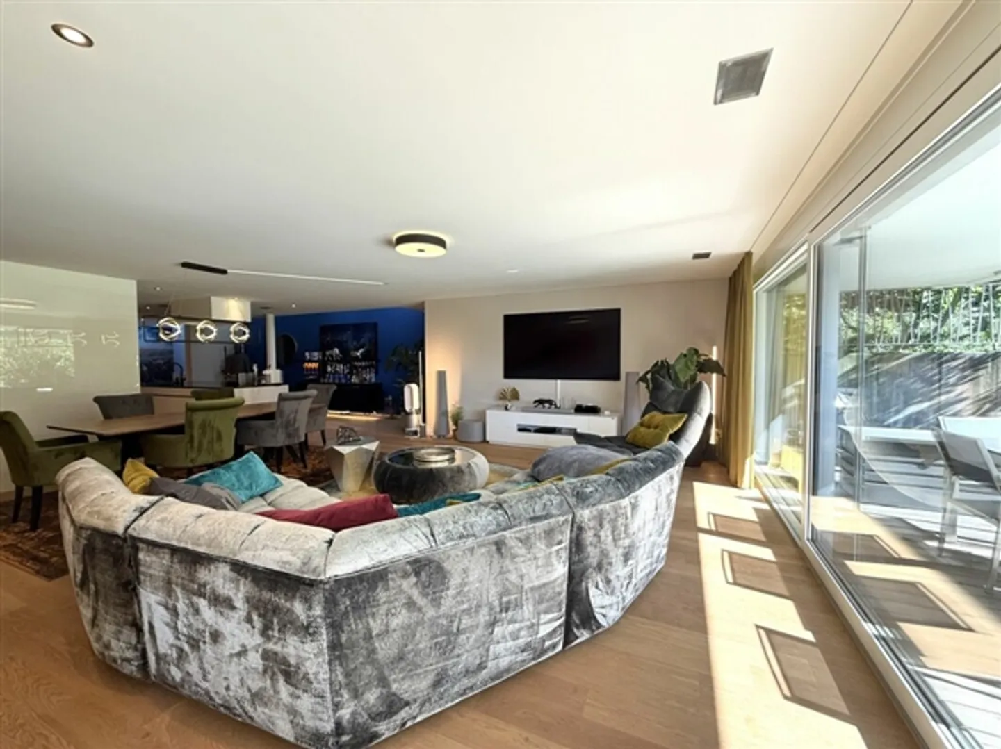 Dreamy and Modern Garden Apartment in Zurich Witikon - Photo 3 of 19