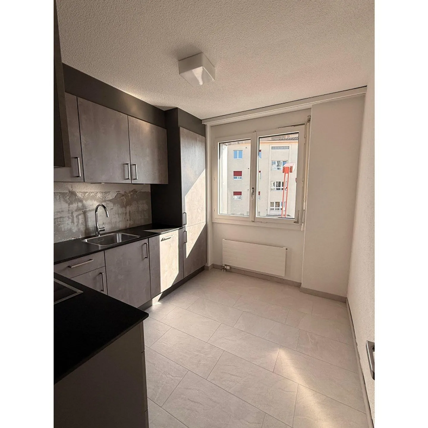 Appartamento 4.5 stanze parzialmente ristrutturato in posizione centrale a Zollikofen - Foto 1 di 13