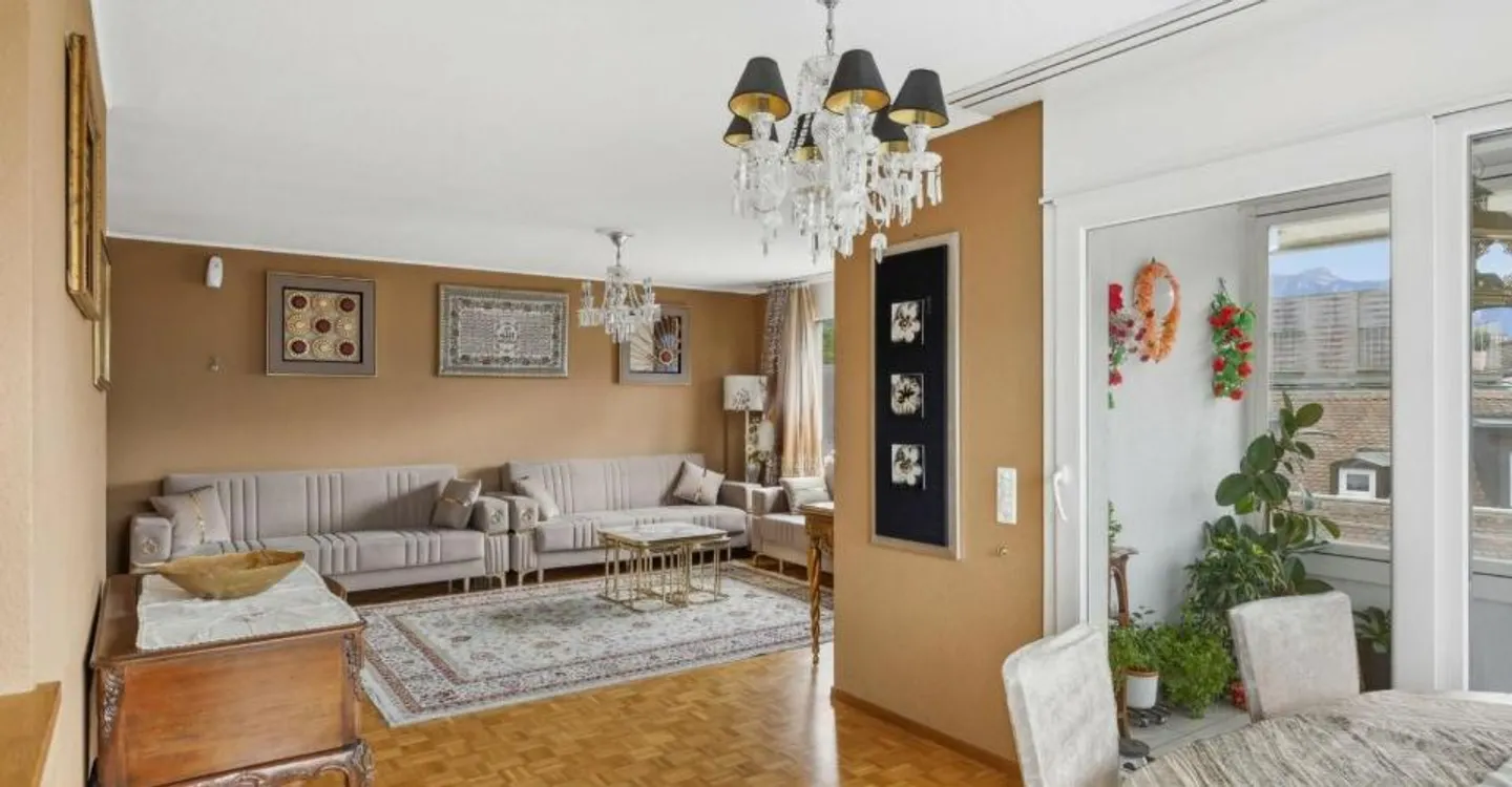 Urban Apartment with Balcony - Photo 5 of 11