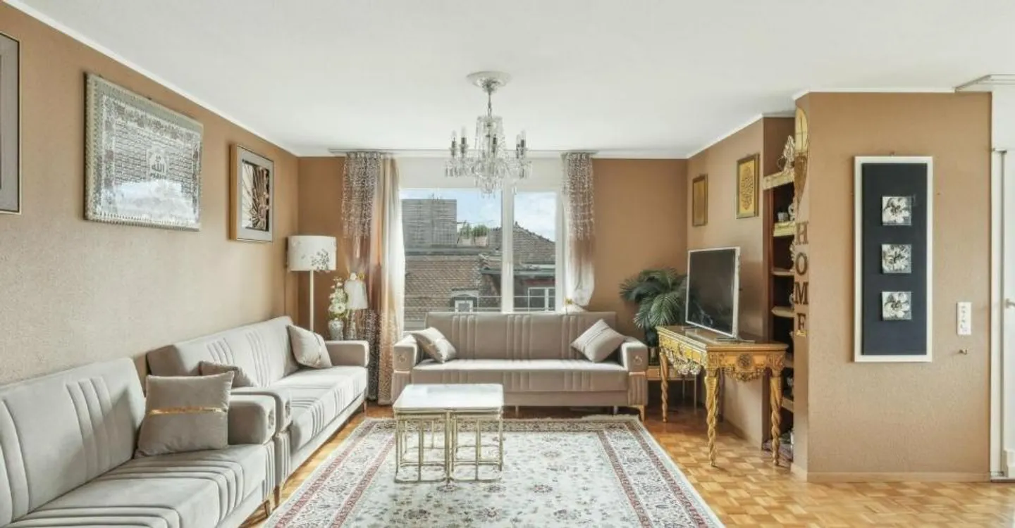 Urban Apartment with Balcony - Photo 6 of 11