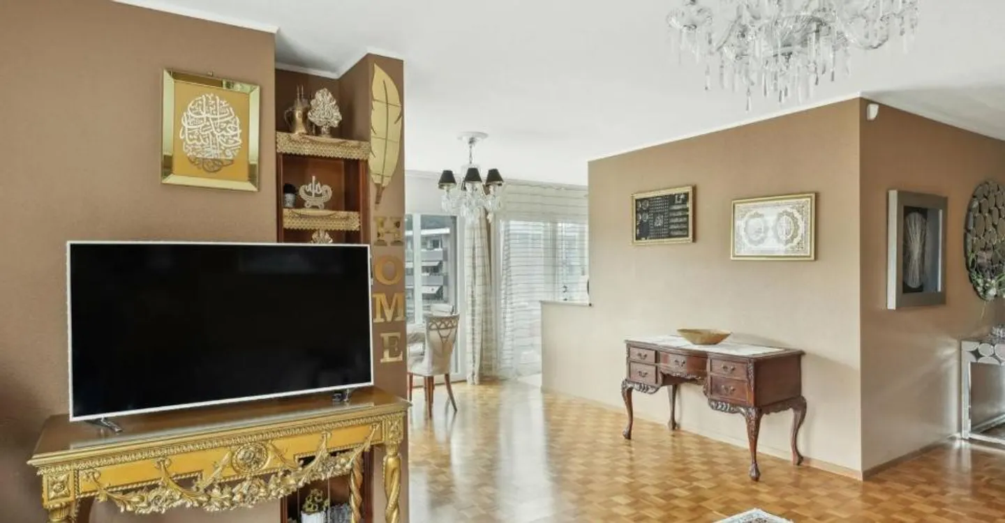 Urban Apartment with Balcony - Photo 7 of 11