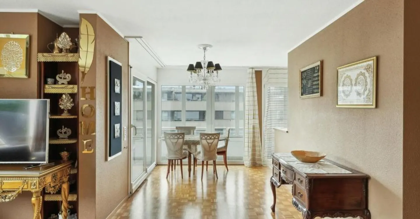 Urban Apartment with Balcony - Photo 8 of 11