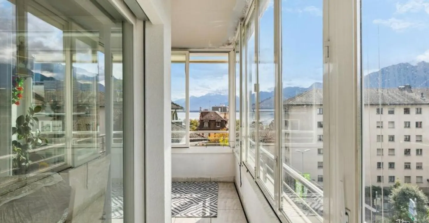 Urban Apartment with Balcony - Photo 3 of 11