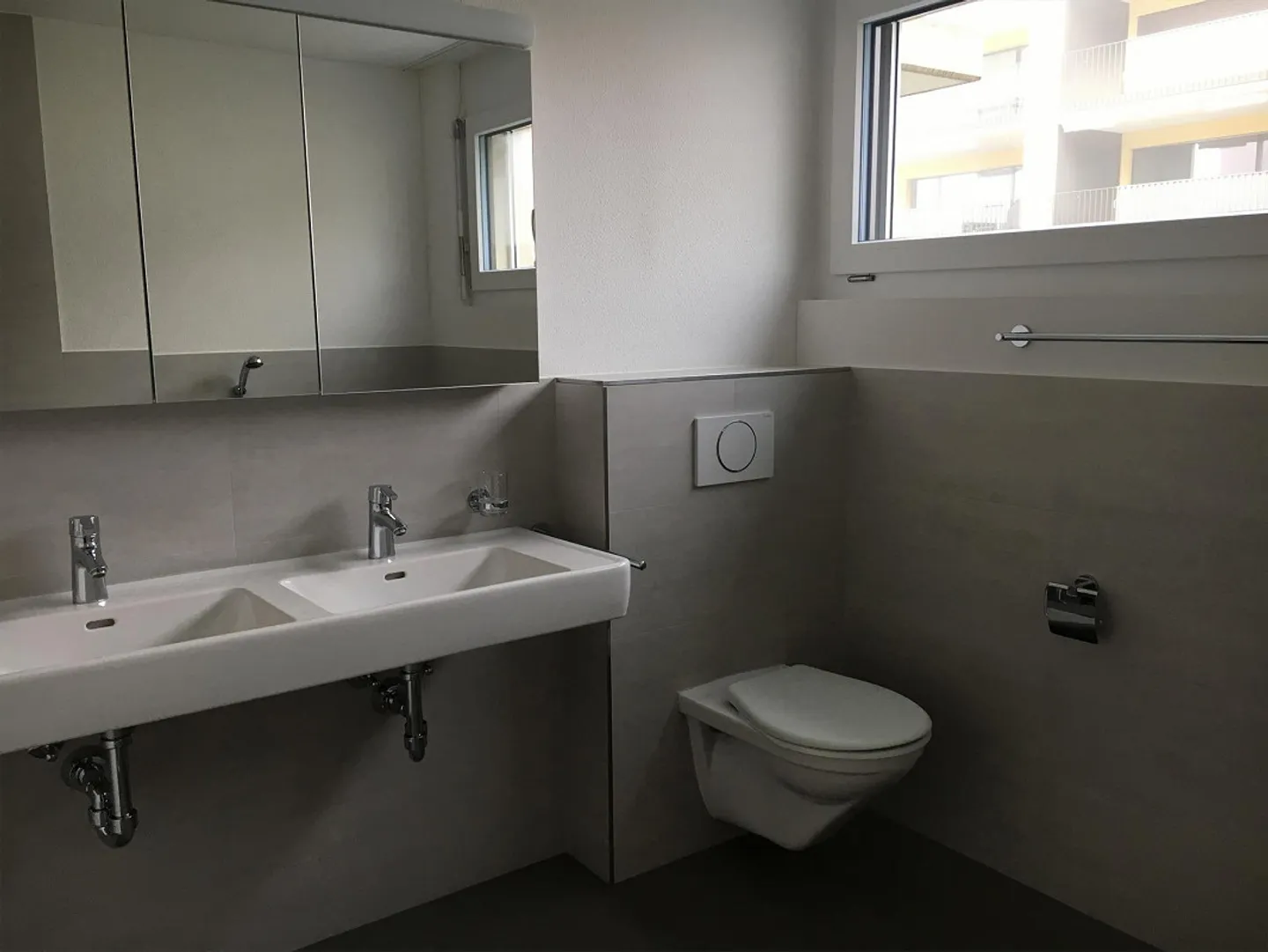 Newer 3 1/2 Room Apartment - Photo 3 of 8