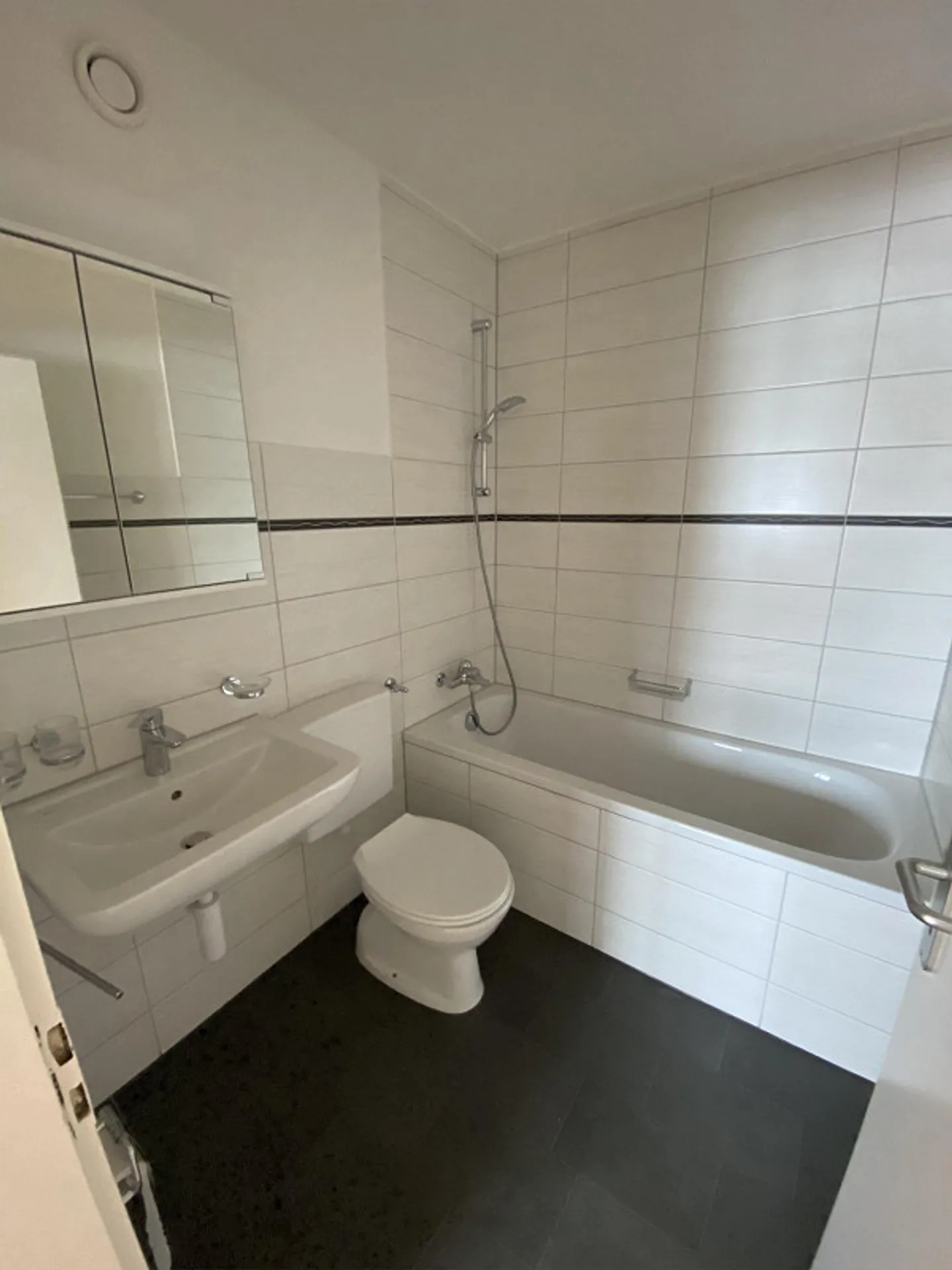 Frisch renovierte 4.5 Zimmerwohnung mit Balkon zu vermieten - Foto 5 von 16