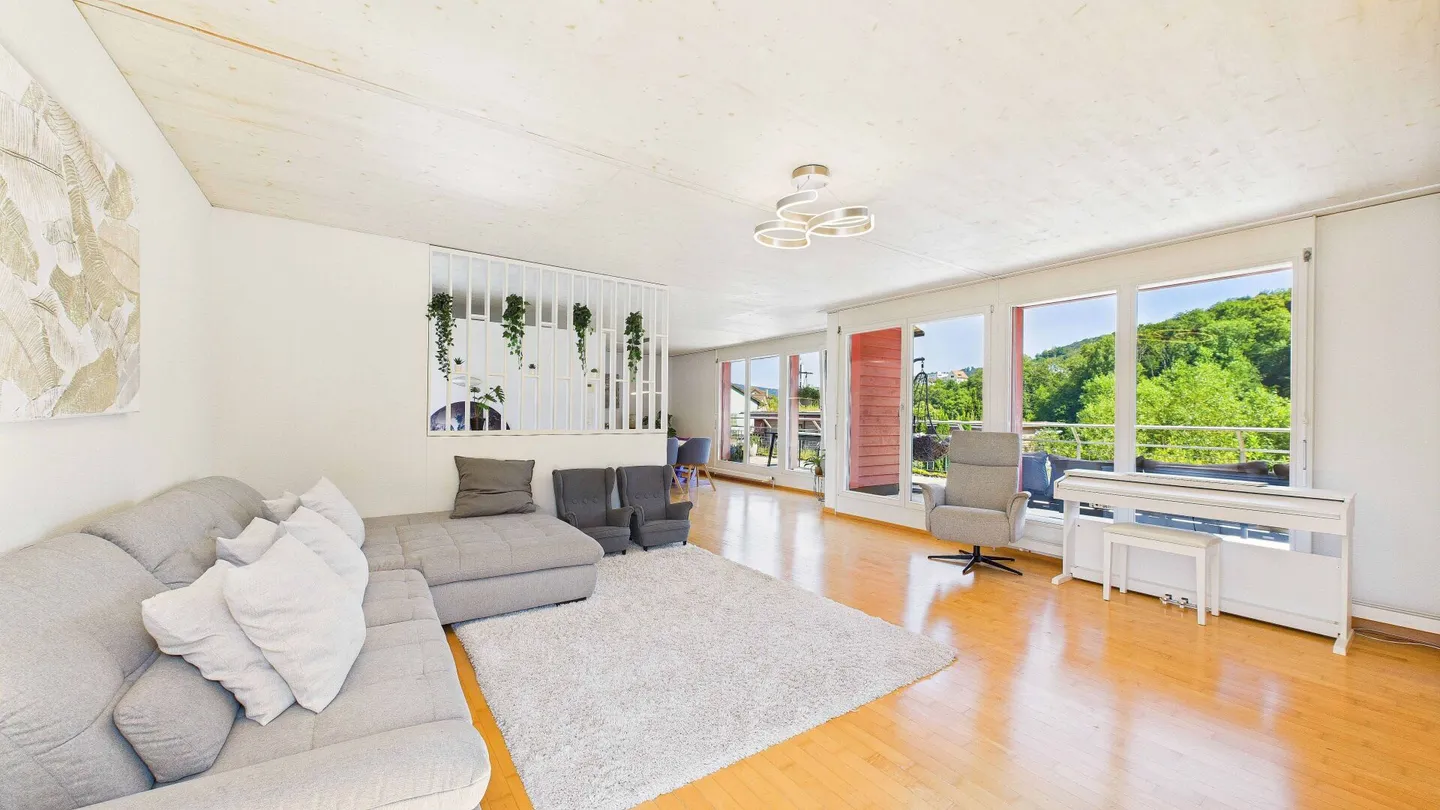 Wohnen über zwei Ebenen - Grosszügige Maisonette-Attikawohnung mit Weitsicht im Bezirk Baden - Foto 1 von 15