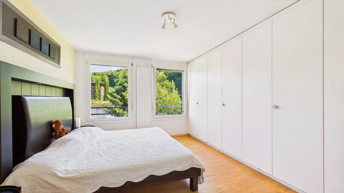 Wohnen über zwei Ebenen - Grosszügige Maisonette-Attikawohnung mit Weitsicht im Bezirk Baden - Foto 7 von 15