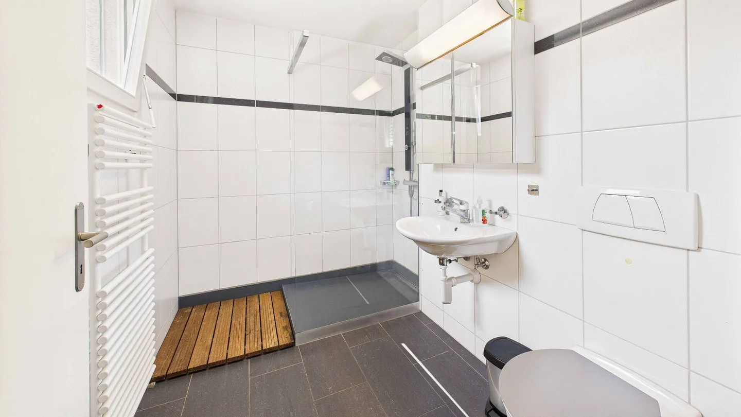 Wohnen über zwei Ebenen - Grosszügige Maisonette-Attikawohnung mit Weitsicht im Bezirk Baden - Foto 11 von 15