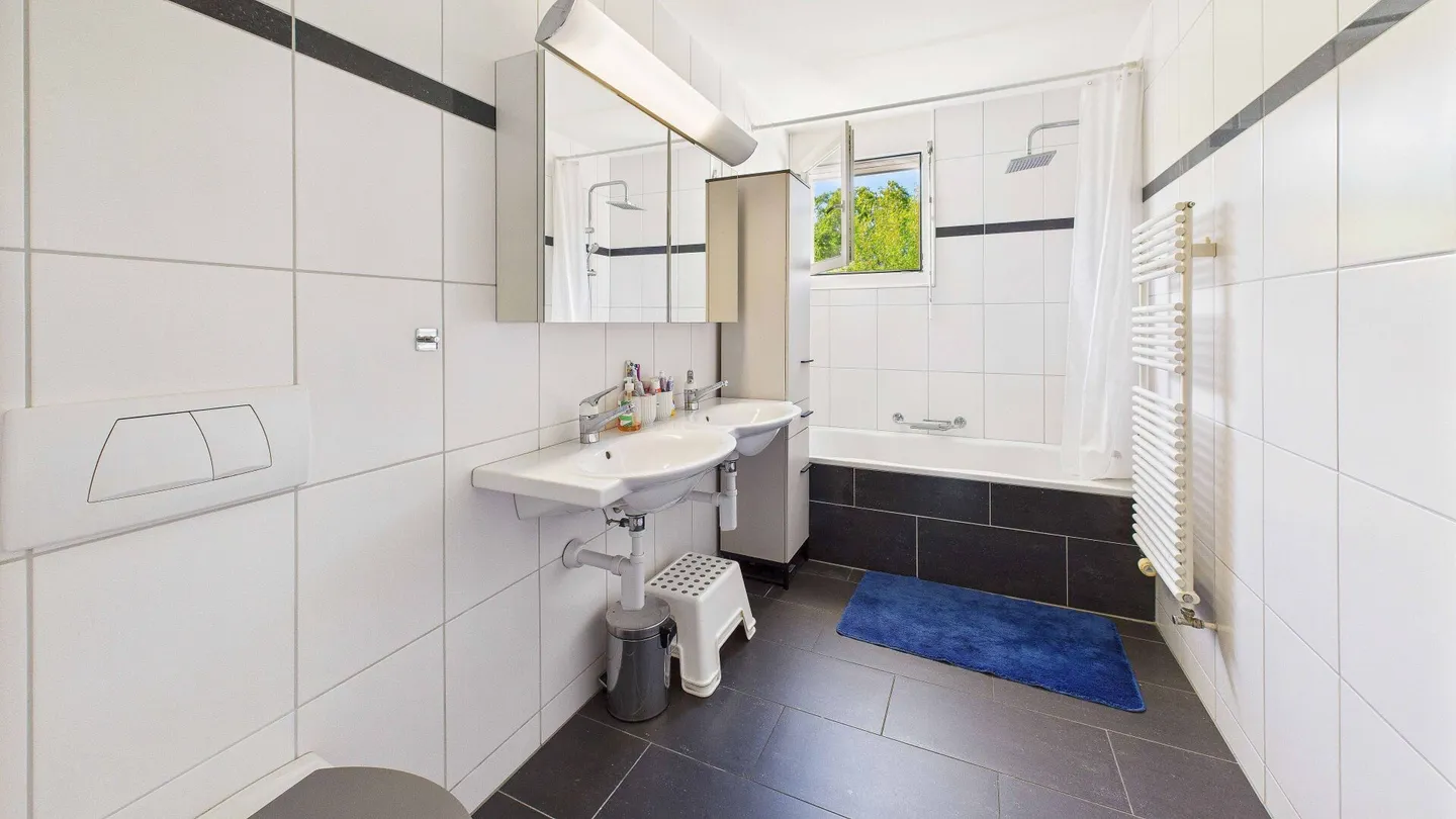 Wohnen über zwei Ebenen - Grosszügige Maisonette-Attikawohnung mit Weitsicht im Bezirk Baden - Foto 12 von 15