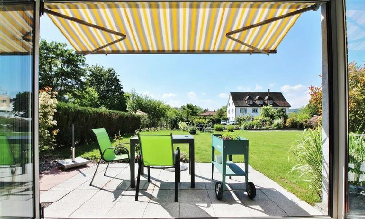 Tranquillo appartamento con giardino ad angolo di 4.5 locali con giardino d'inverno - Foto 1 di 16