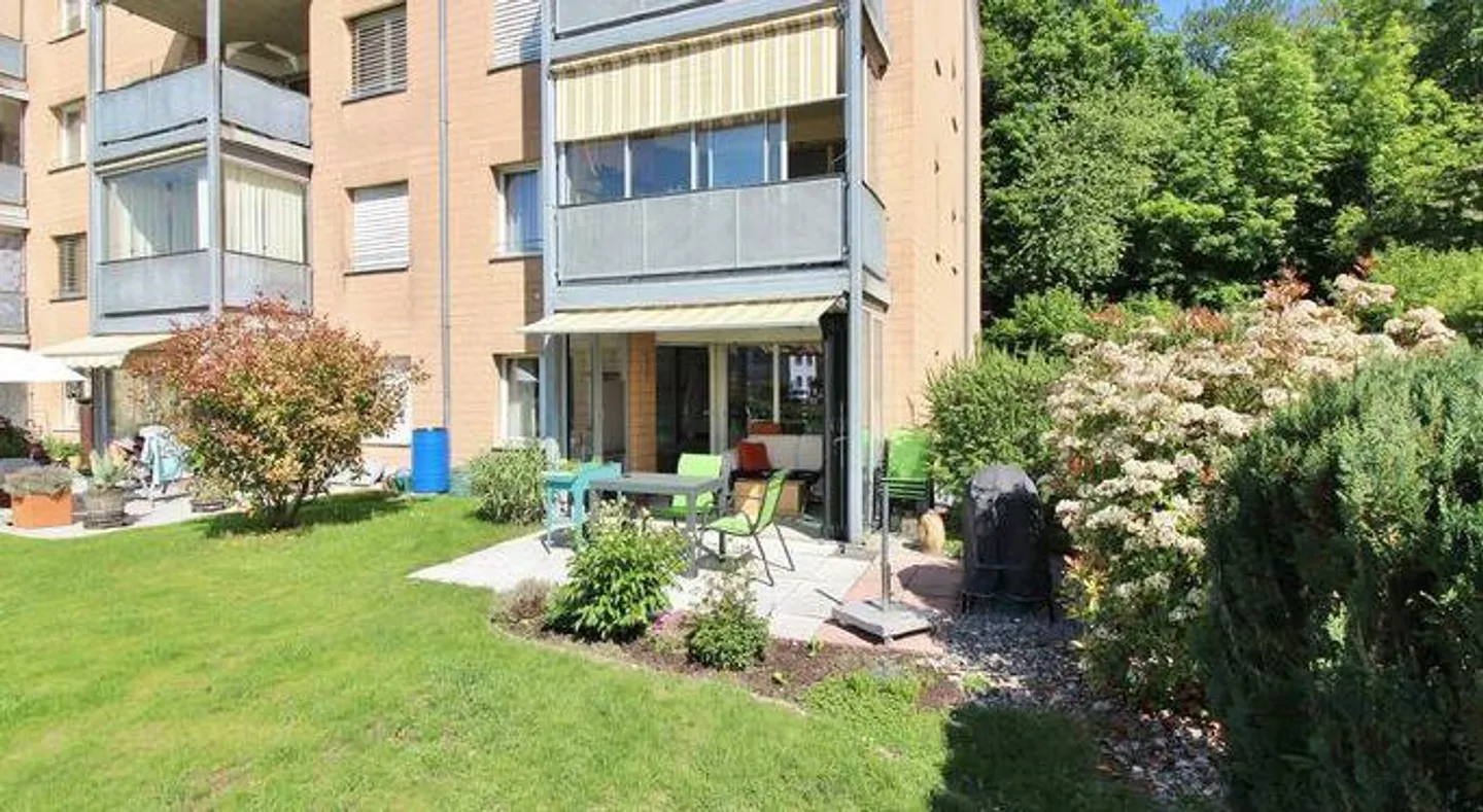 Tranquillo appartamento con giardino ad angolo di 4.5 locali con giardino d'inverno - Foto 2 di 16