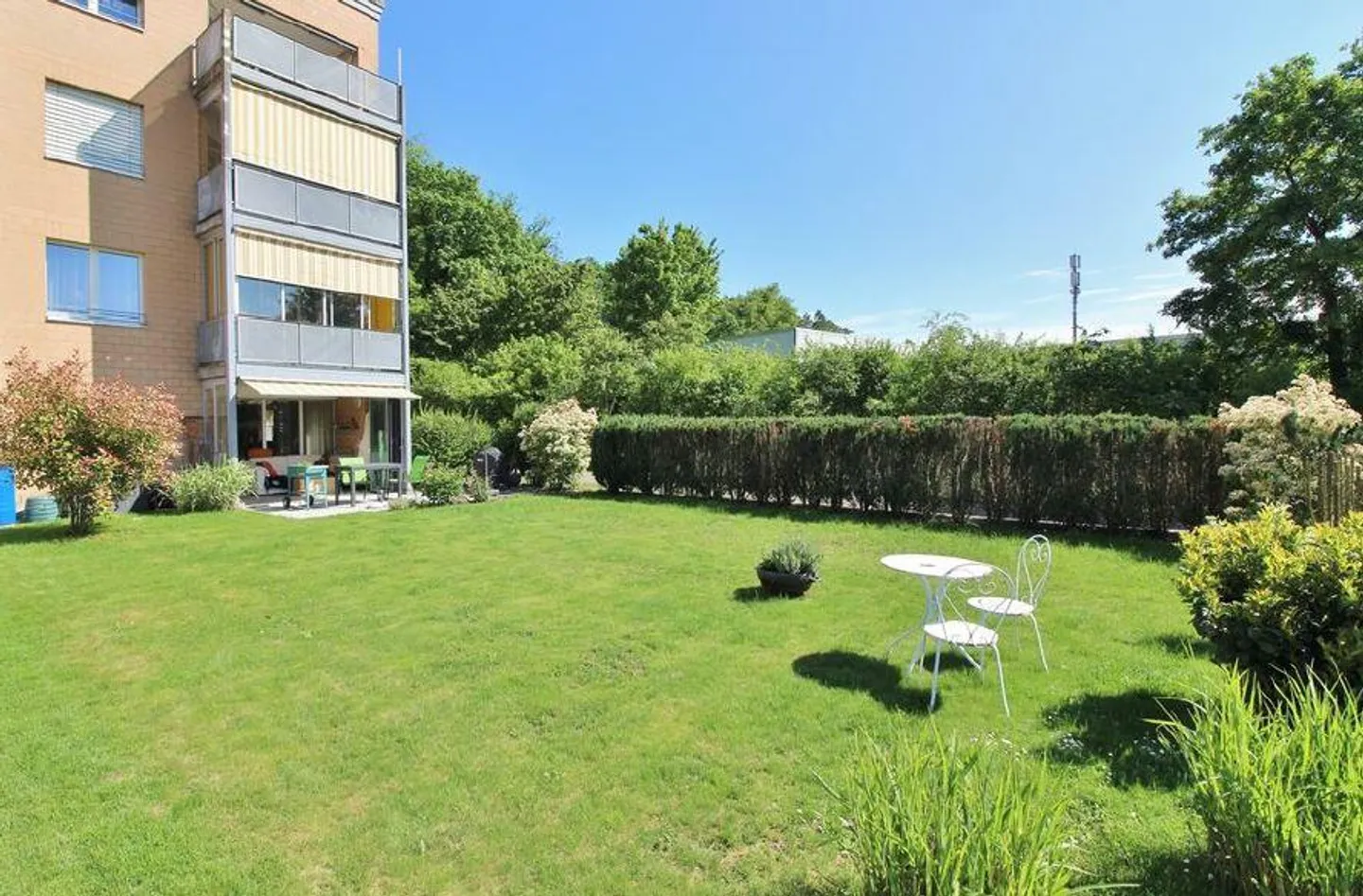 Tranquillo appartamento con giardino ad angolo di 4.5 locali con giardino d'inverno - Foto 3 di 16