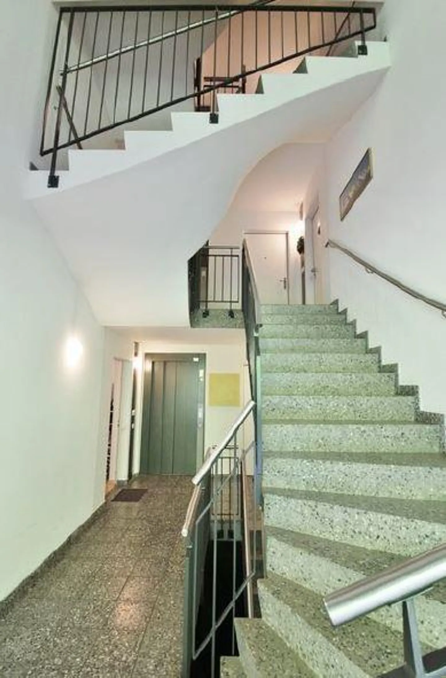 Tranquillo appartamento con giardino ad angolo di 4.5 locali con giardino d'inverno - Foto 4 di 16