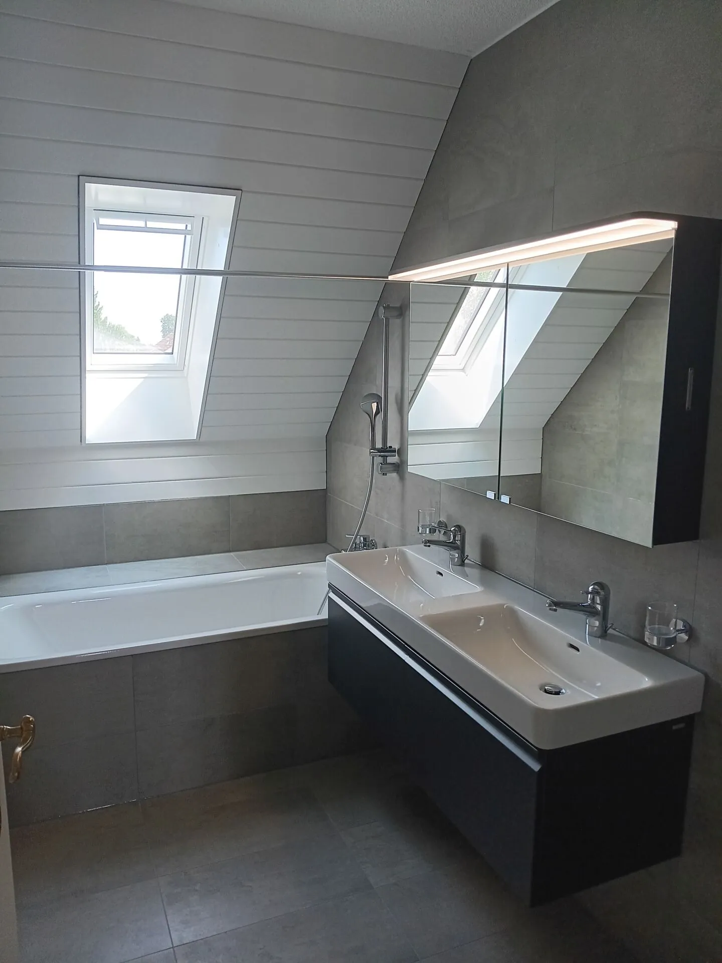 Appartamento attico attraente e spazioso con 4 stanze e galleria, 143 m² di superficie abitabile. L'appartamento colpisce per un concetto di spazio aperto luminoso e per una nuova cucina moderna e un re… - Foto 2 di 11