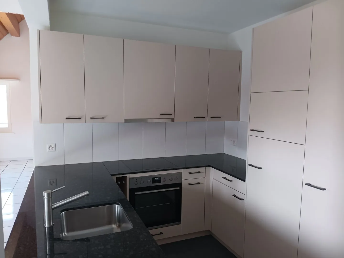 Appartamento attico attraente e spazioso con 4 stanze e galleria, 143 m² di superficie abitabile. L'appartamento colpisce per un concetto di spazio aperto luminoso e per una nuova cucina moderna e un re… - Foto 3 di 11